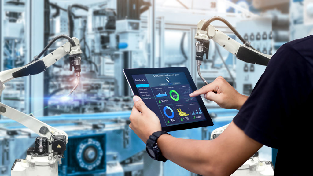 Technicien inspectant une pompe à chaleur dans un local technique