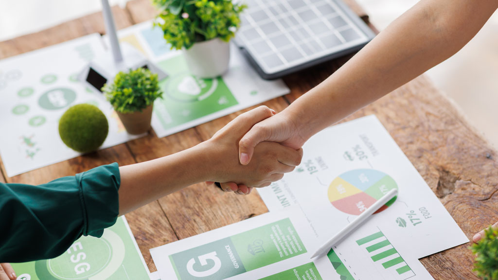 Artisan posant de l'isolation dans des combles en rénovation